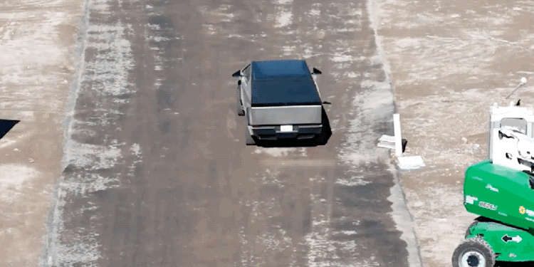 Tesla Tests Cybertruck’s 4-Wheel Steering on Ice-Like Surface