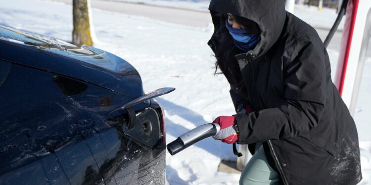 Tesla Drivers in Chicago Confront a Harsh Foe: Cold Weather